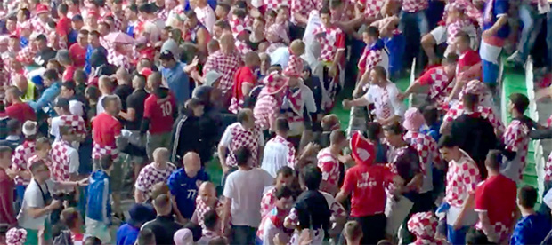 ВИДЕО: Како су навијачи на трибини реаговали када су бачене бакље на терен